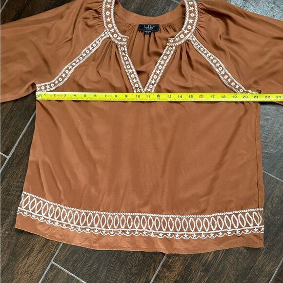 BELLDINI caramel color with off white scalloped trim
Embroidered Peasant Top Lg - Picture 7 of 11